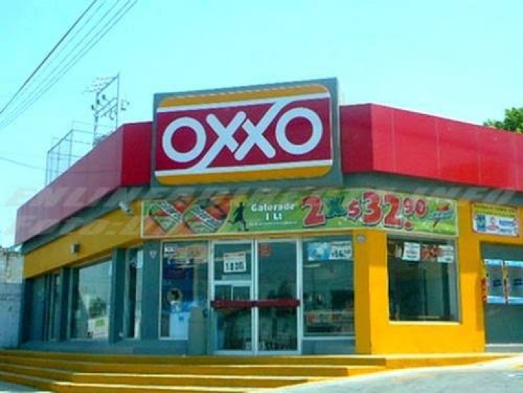 Roban en dos tiendas Oxxo