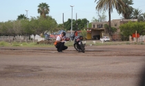 Se lesiona motociclista  Para no impactar auto, motociclista cae al esquivar golpe