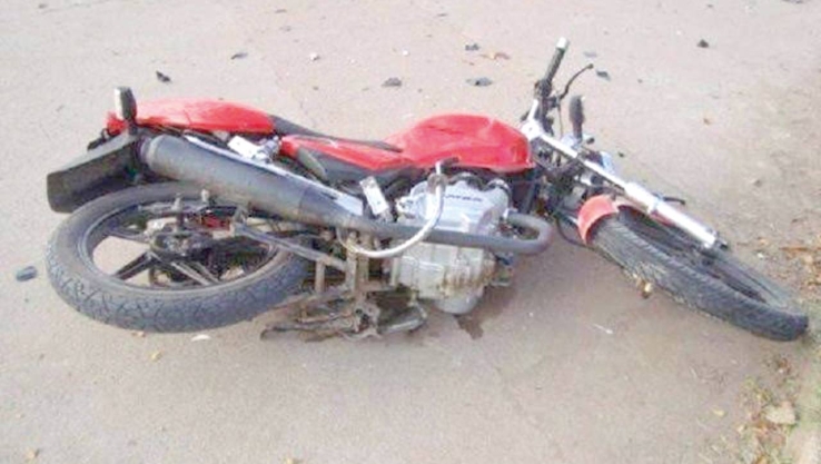 A MOTOCICLISTA Le cortan preferencia de circulación
