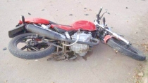 A MOTOCICLISTA Le cortan preferencia de circulación