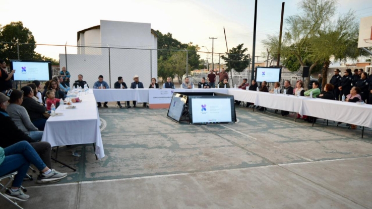 Autoridades de Seguridad Pública. Escuchan a vecinos del Cerro de la Campana