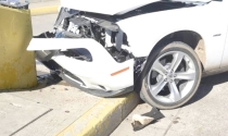 AL IMPACTARSE CONTRA GUARNICIÓN  Resulta dañado auto
