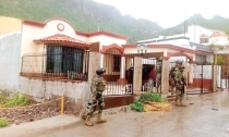 “REVIENTAN” CASA DE SEGURIDAD  Rescatan a cinco personas
