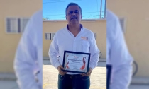 Cumple con sus representados