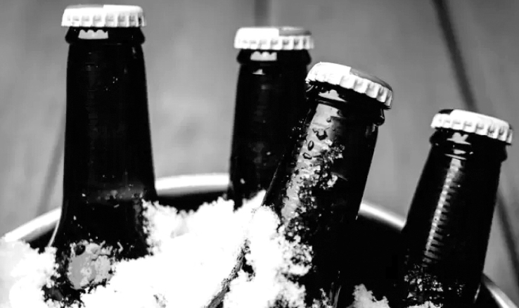 Cholos toman cerveza sin comprarla en sector norte