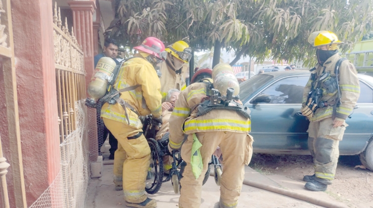EN LA COLONIA ADOLFO LÓPEZ MATEOS  Se incendia vivienda