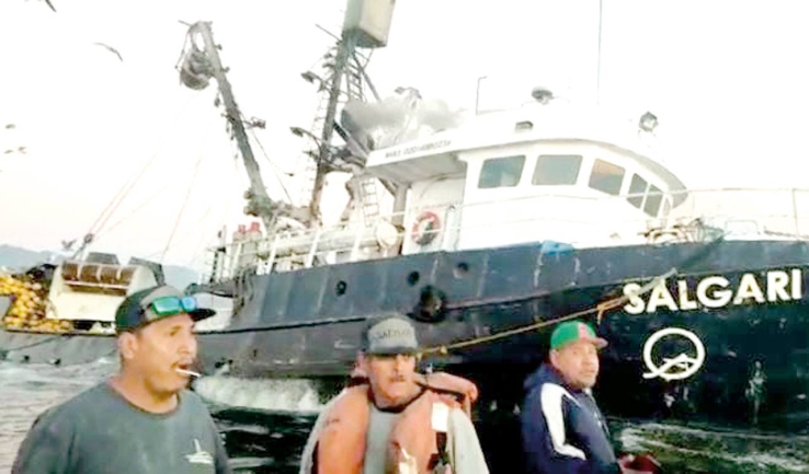 TRAS HUNDIMIENTO EN ENSENADA  A salvo pescadores guaymenses