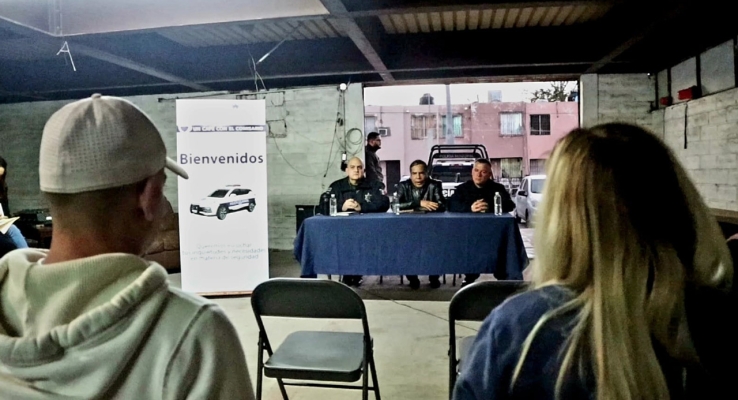 El comisario de la Policía Municipal Atiende a vecinos del Fovissste