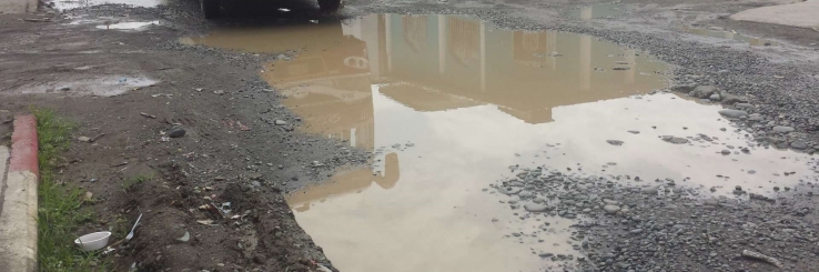 El auto derrapó porque había agua tirada en la calle, notificaron en el Departamento de Tránsito Municipal.