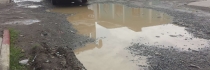 El auto derrapó porque había agua tirada en la calle, notificaron en el Departamento de Tránsito Municipal.