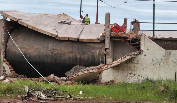 Cae techo y pared de oficinas de gasolinera