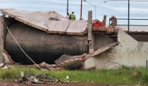 Cae techo y pared de oficinas de gasolinera