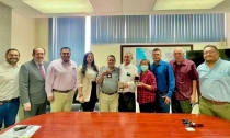 Condecoran a maestros con medallas