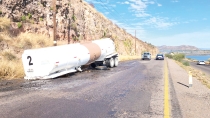 EN LA CARRETERA GUAYMAS-EMPALME Se desprende remolque de tractocamión