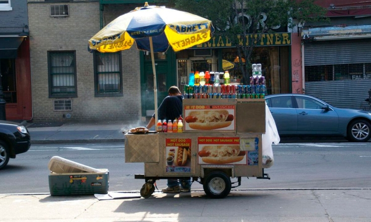 Roban dinero y productos a comerciante