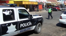 Ciclista defiende a joven mujer de presunto agresor