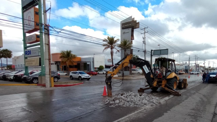 En el bulevar Colosio y Solidaridad Inicia Aguah reparación de colector tras colapso