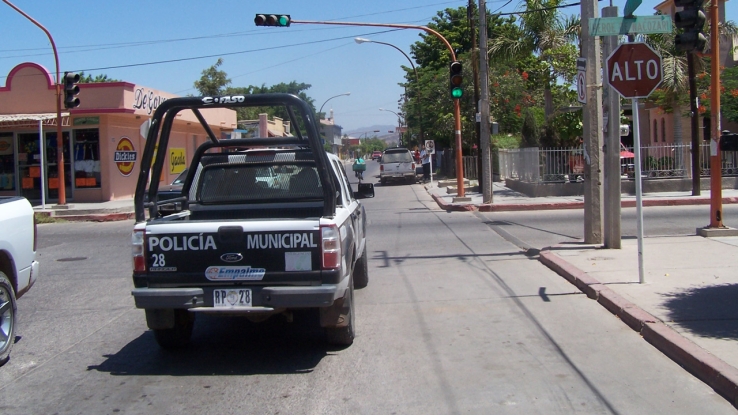 Madre e hijas reportan a sujeto agresivo