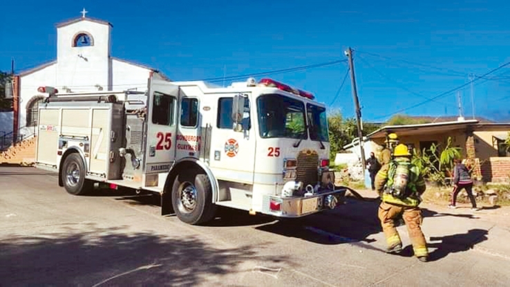 Bomberos acude a tres incendios de maleza