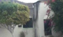 Desconocidos le prendieron fuego a parte de la vivienda.