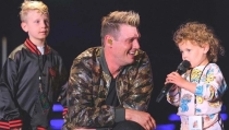 Backstreet Boys sorprende al cantar junto a los ‘Backstreet Babies’, sus hijos