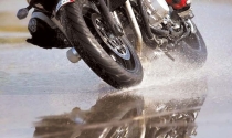 Se lesiona motociclista al caer