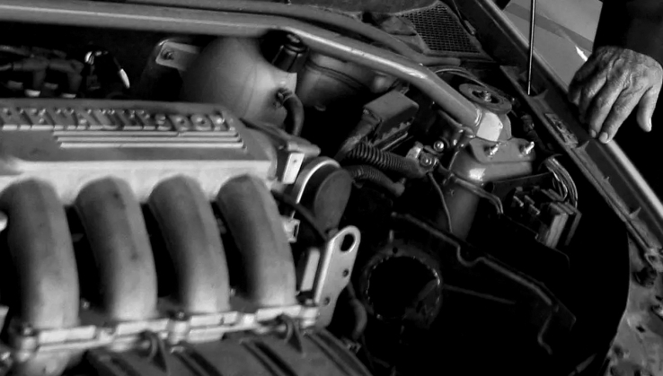 Por fallas en motor deja su auto y se llevan piezas