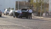 POR FALTA DE PRECAUCIÓN  Choca con auto estacionado