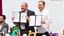 El gobernador Alfonso Durazo y representantes de la Unicef. Firman convenio a favor de la niñez