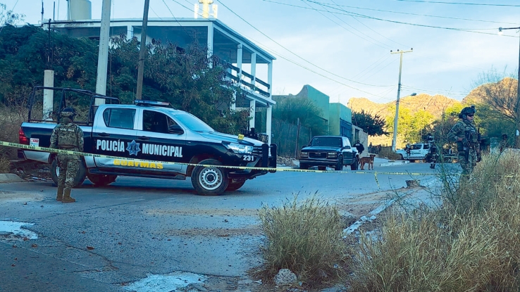 Encuentran vehículo con impactos de bala