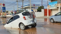En el bulevar Quiroga Cae automóvil a socavón