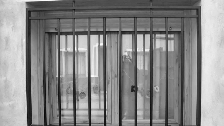 Dañan protección de ventana de una vivienda