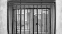 Dañan protección de ventana de una vivienda