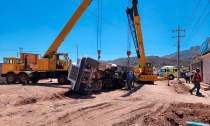 Vuelca camión cargado con concreto
