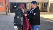 Siguen cobijando a indigentes