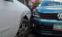 Choca contra auto estacionado.