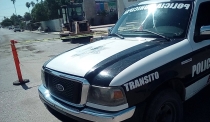 Realiza semialto y se impacta con Nissan