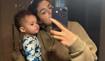 REVELAN NOMBRE  Muestran Kylie Jenner y Travis Scott la primera foto de su bebé