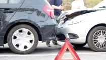 EN LAS PLAYITAS  Se impacta contra auto estacionado