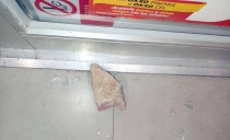 Provocan daños y roban en tienda Oxxo