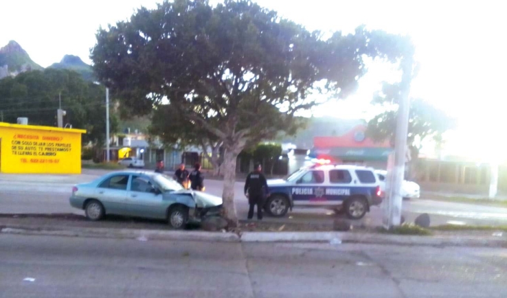 EN LAS VILLAS Contra árbol se impacta auto