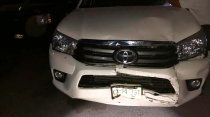 Choca a auto estacionado y huye