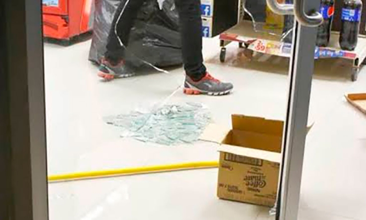 Solitario hampón provoca daños y roba en Oxxo Acacias