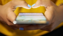 POR TRATAR DE QUITAR CELULAR  Detienen a sujeto agresivo