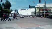 Motociclista impacta a ciclista