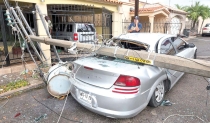 Destroza poste a automóvil