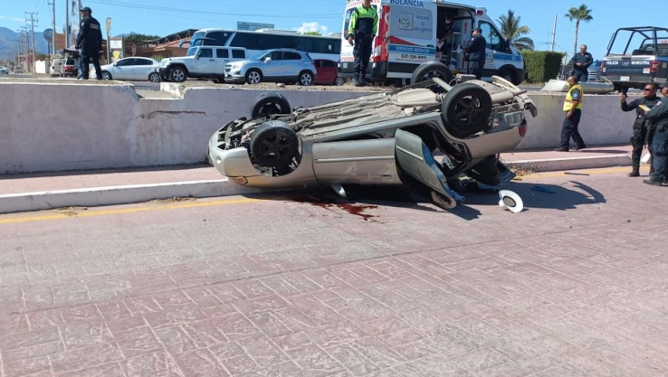 EN SAN CARLOS Se sale de camino vehículo