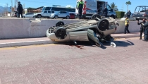 EN SAN CARLOS Se sale de camino vehículo