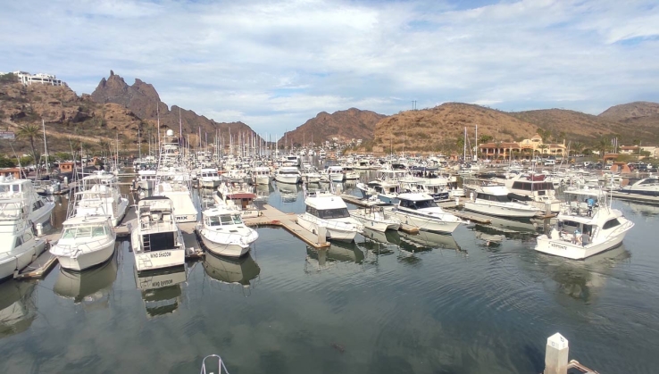 Le dan bebida en un yate y se intoxica