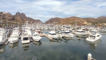 Le dan bebida en un yate y se intoxica